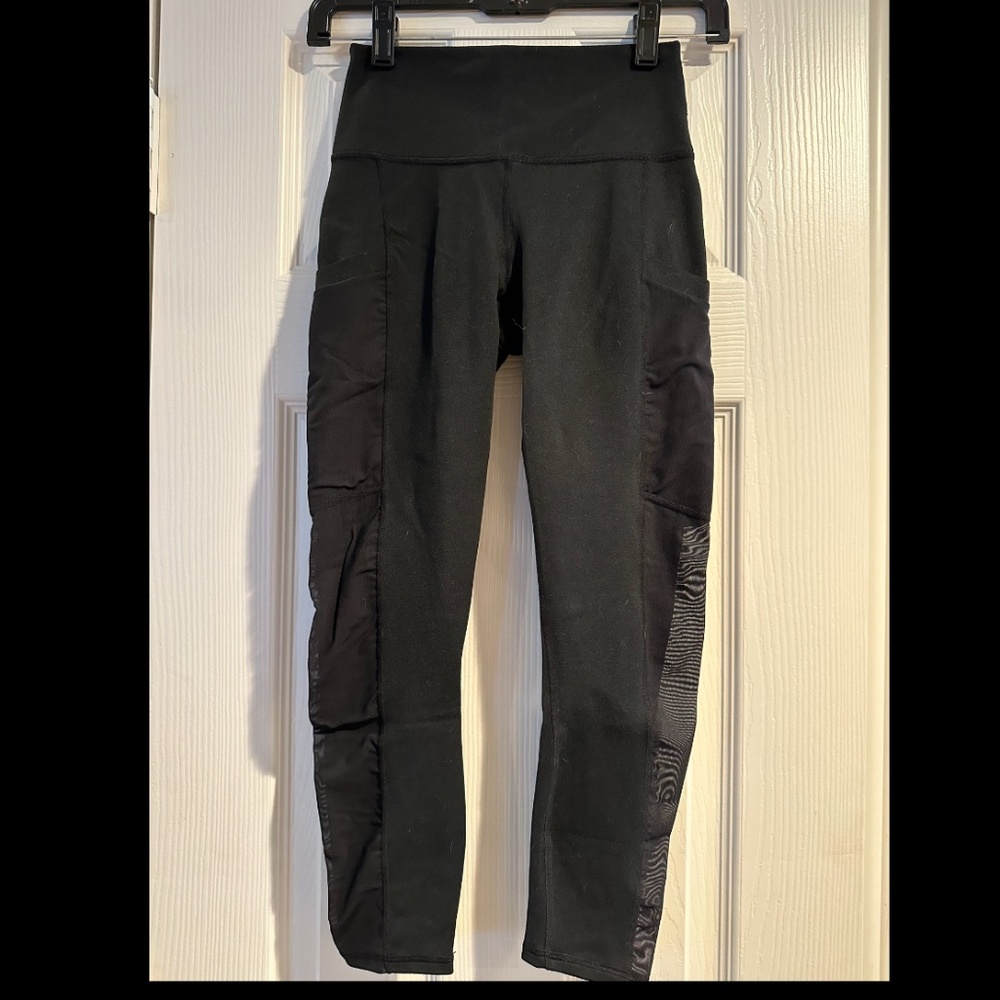Fabletics high waisted 3/4 length legging with mesh panels and pockets, size XS